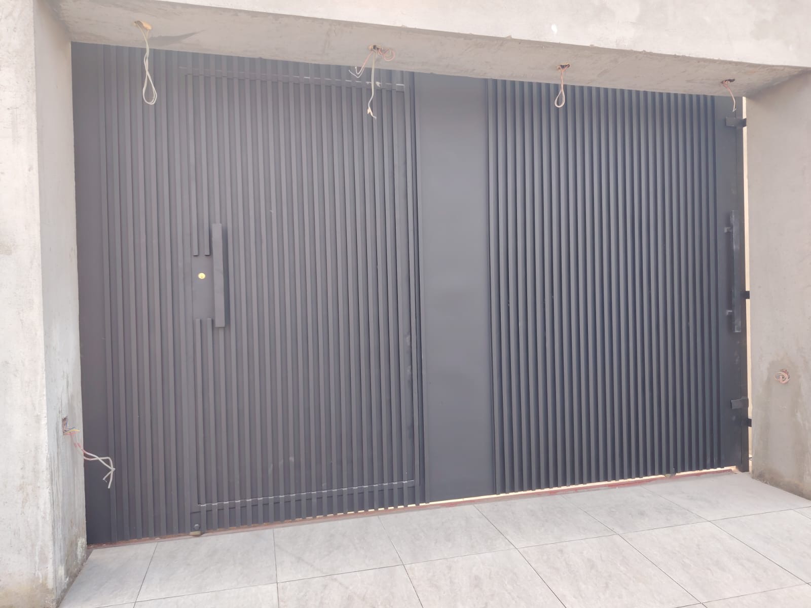 Fluted aluminium sliding gate