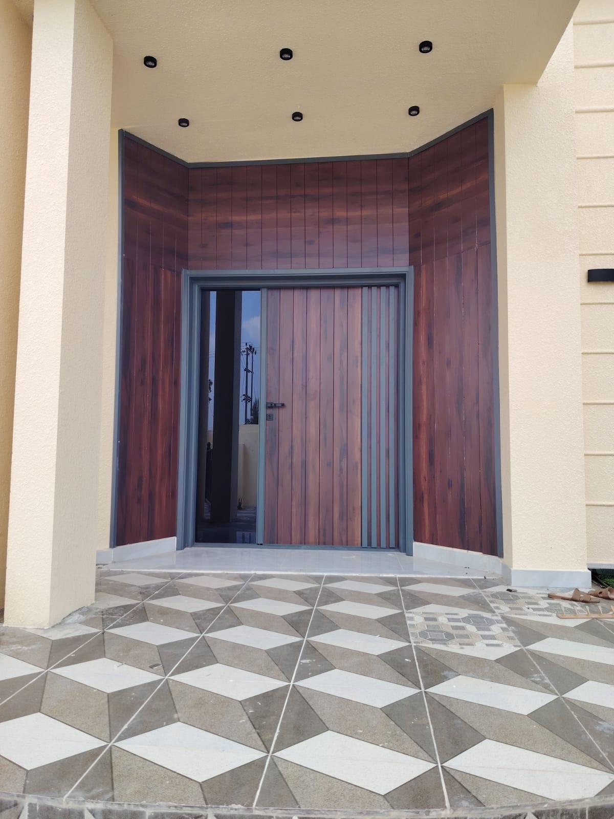 Entrance alcove with wood-look aluminium cladding